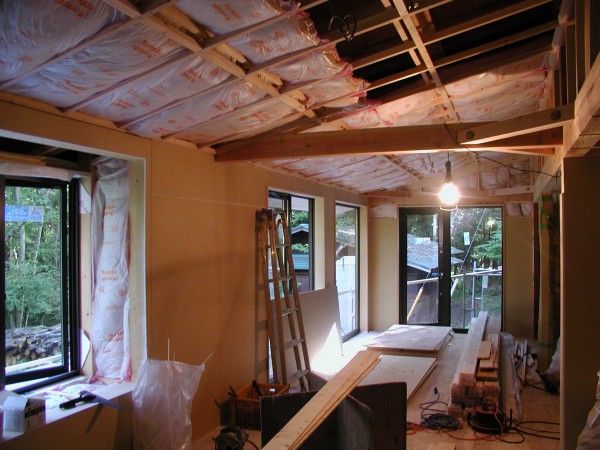 増築部は平屋で明るく広い空間ができます。