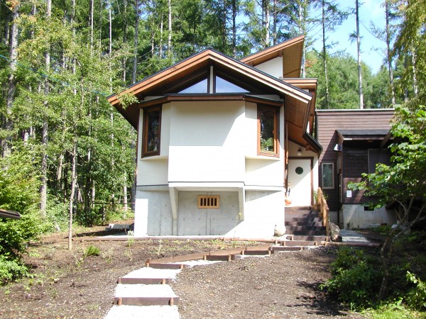 アプローチからの建物。